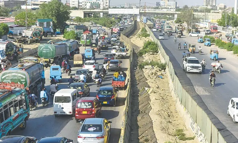 Karachi's Red Line suffers another blow as decision to cancel Mosamiyat-to-Numaish contract declared ‘invalid’