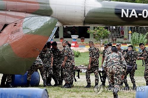 (LEAD) Gov't sends emergency response team to Nepal over 9 missing S. Koreans after massive floods