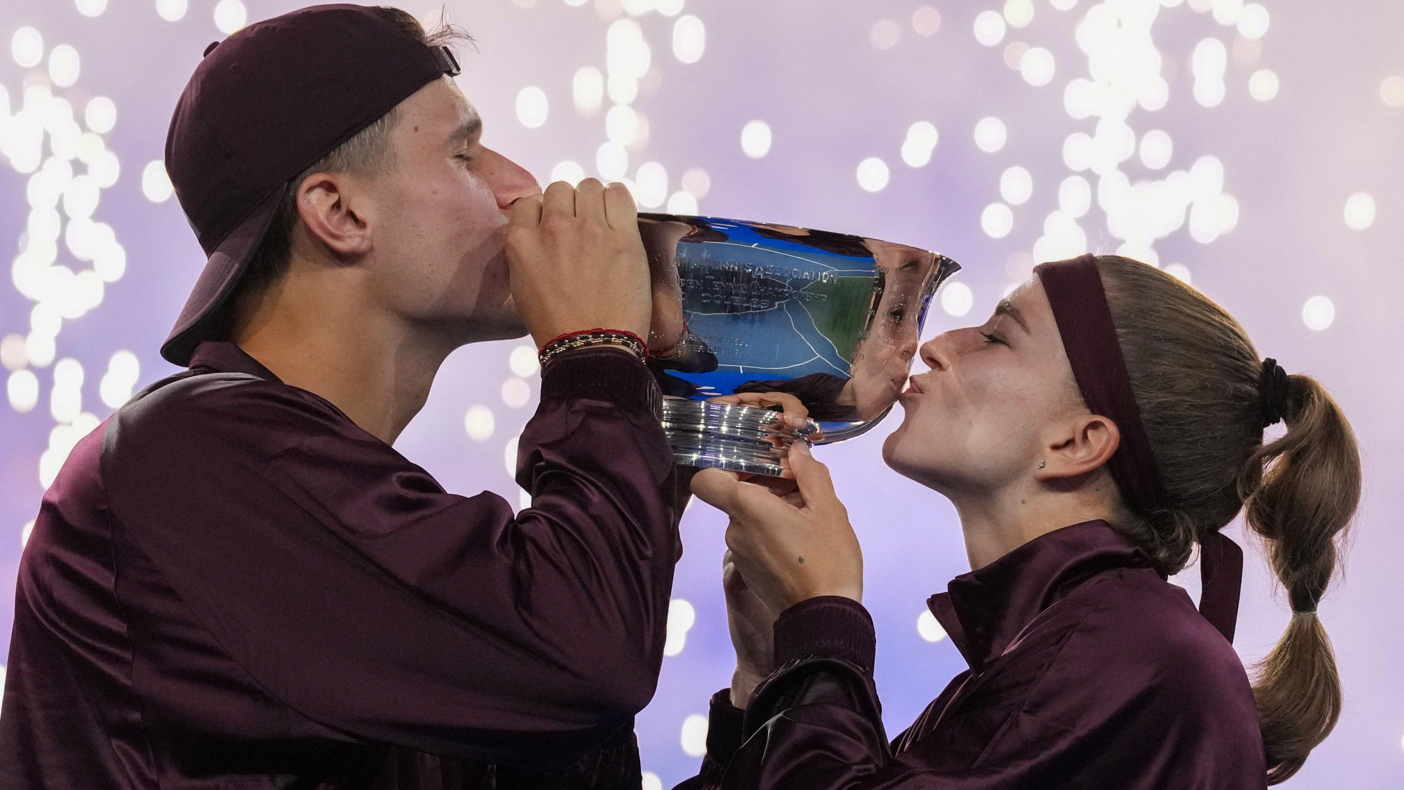 Muchova & Mensik win US Open mixed doubles title