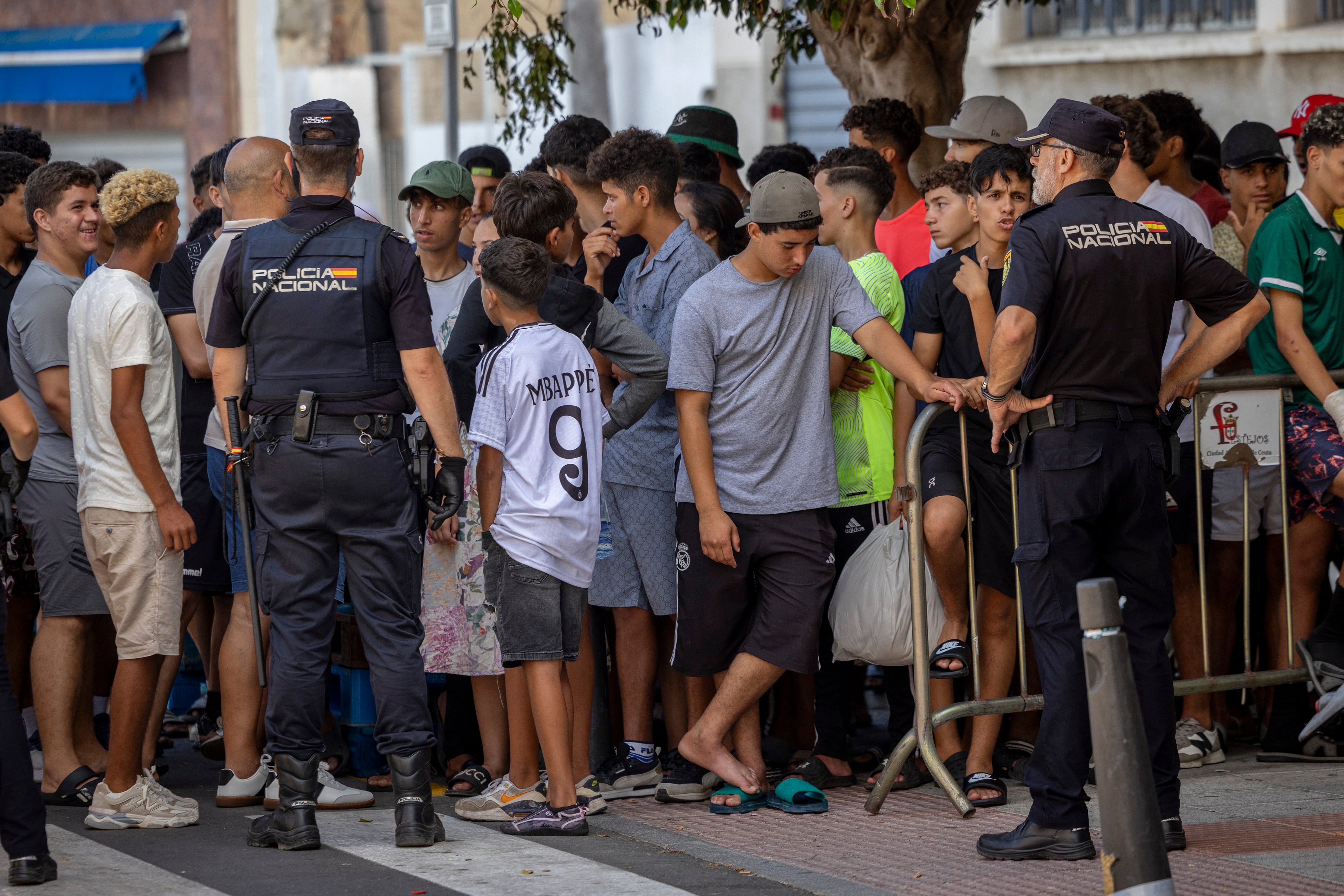 Last minute news of the entry of immigrants to Ceuta, live | The Government, on Vox's refusal to accept minors: “The Spanish expect us to work in a coordinated manner”
