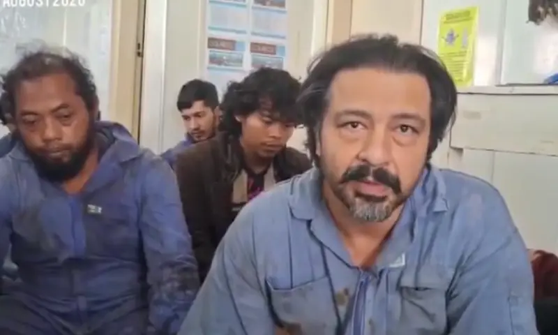 Pakistani hostages held by Somali pirates release new distress message seeking govt help