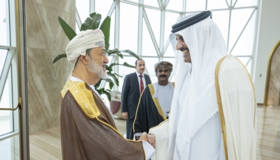 Amir leads well wishers to welcome Sultan of Oman