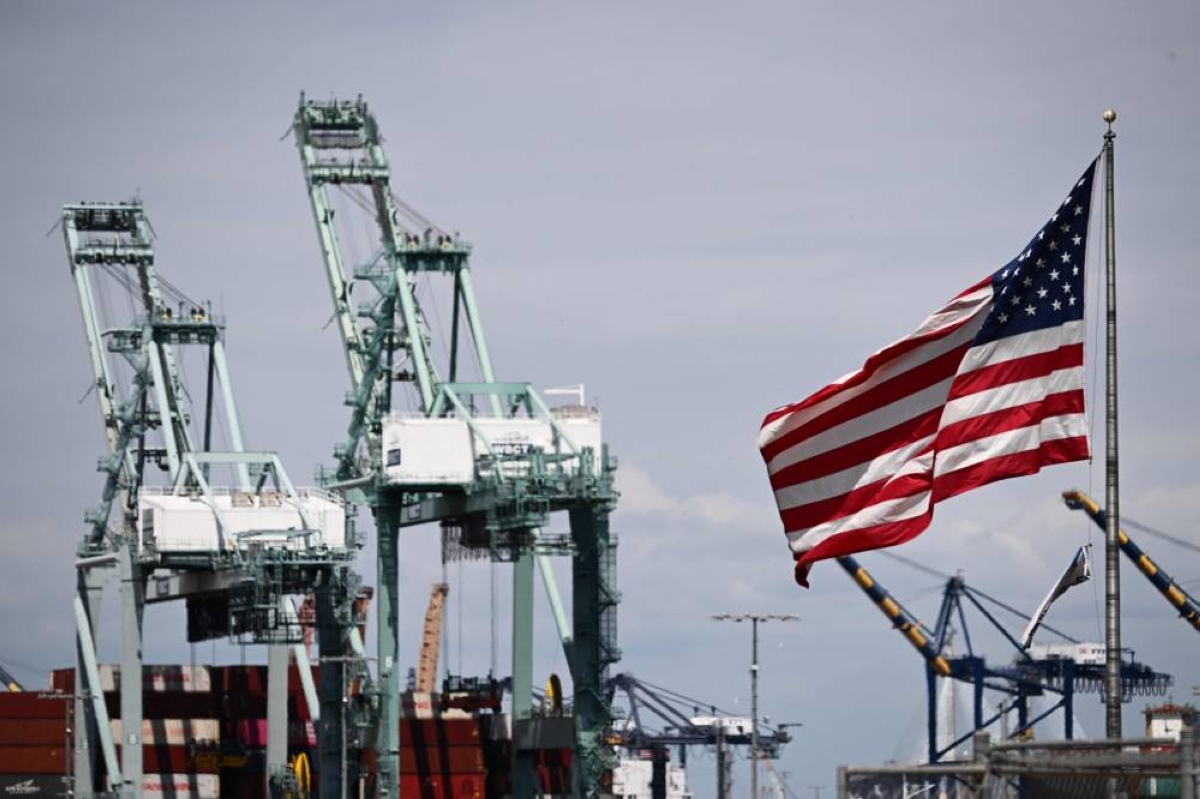 US jobless claims dip in latest week; goods trade deficit widens in July
