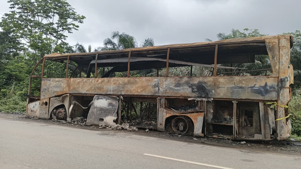 Wangara Krom residents appeal for removal of abandoned vehicle from Bogoso road