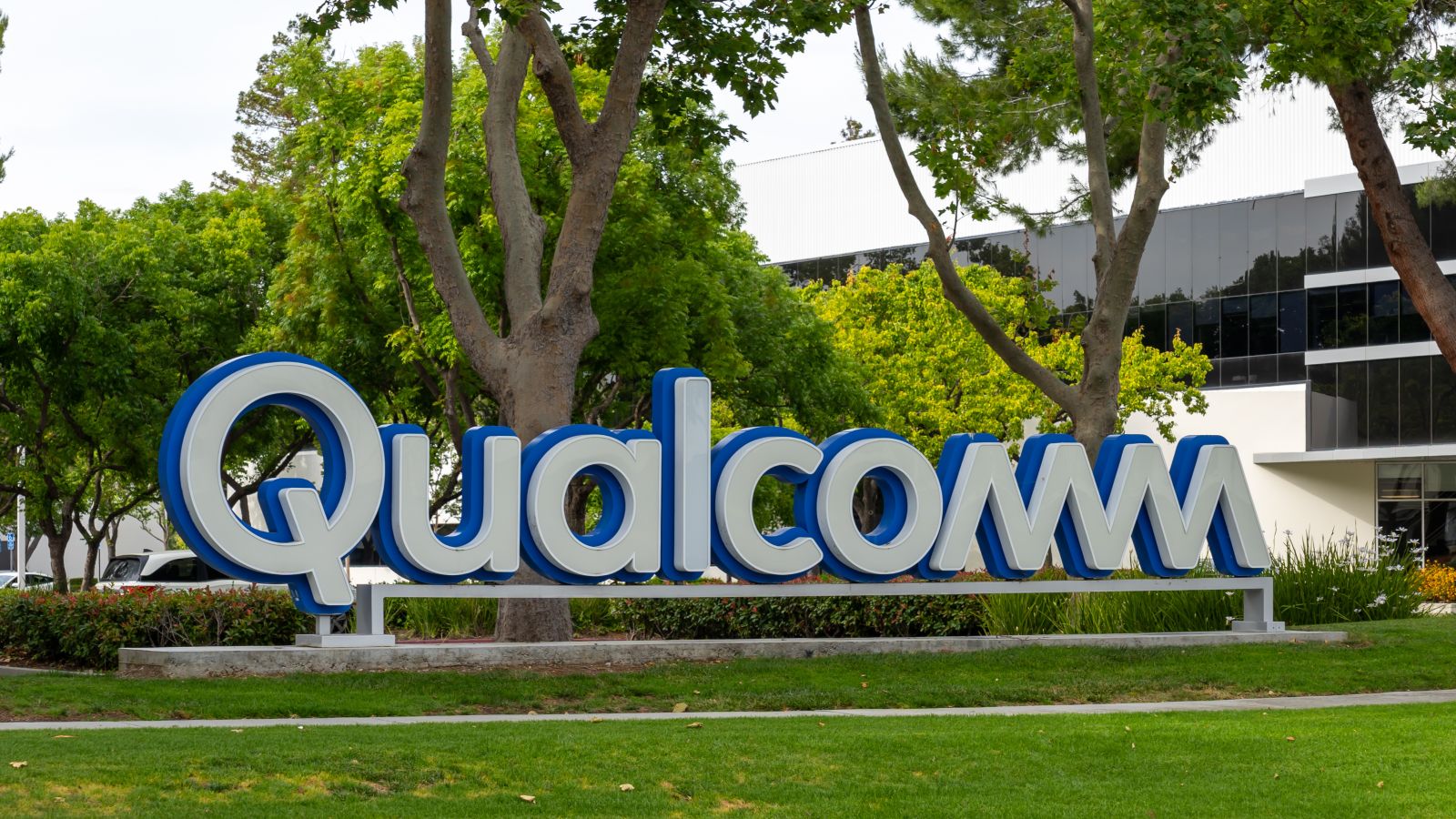 Qualcomm Stock: A 38% Drop and Improving Analyst Sentiment Signal a Buying Opportunity