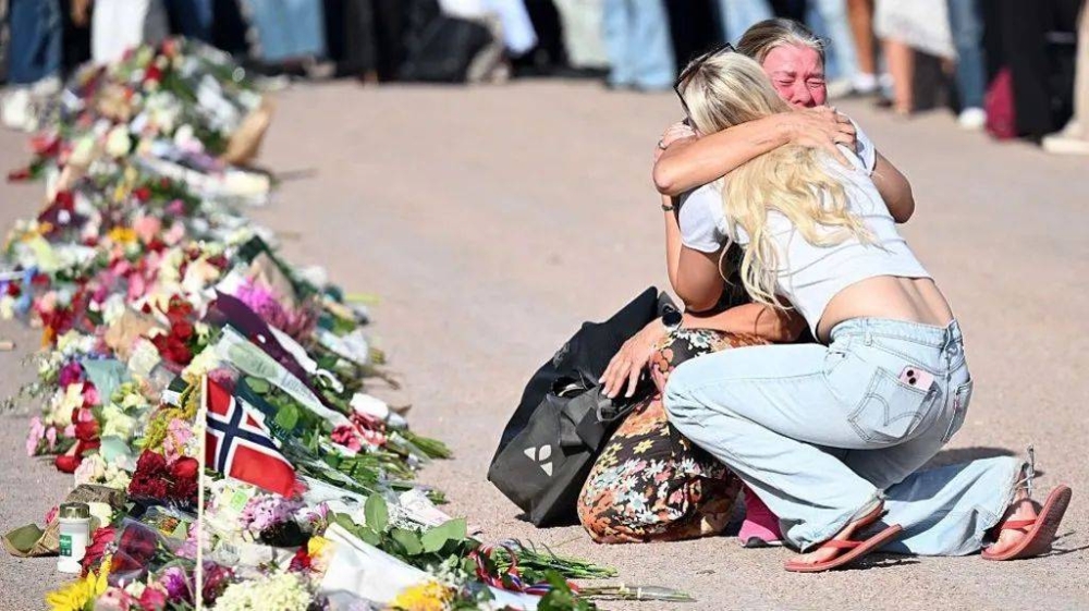 Norwegians lay flowers at palace as King Harald’s condition worsens