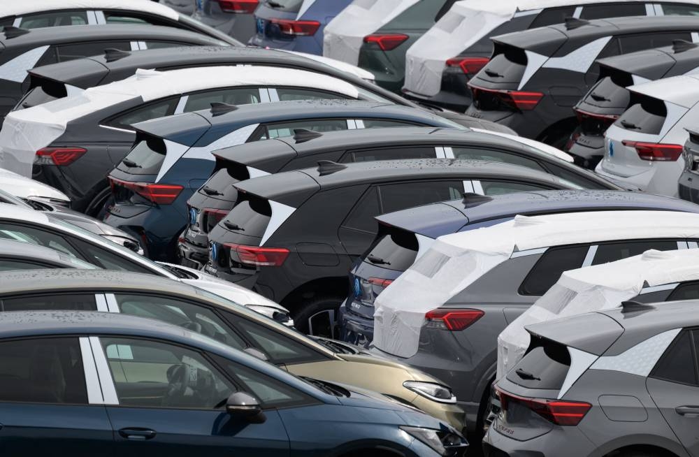 UK car production on slide amid fall in vehicle exports