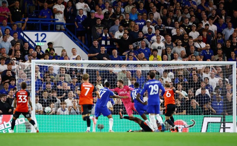 Welbeck scores first Chelsea goal in League Cup win over Luton