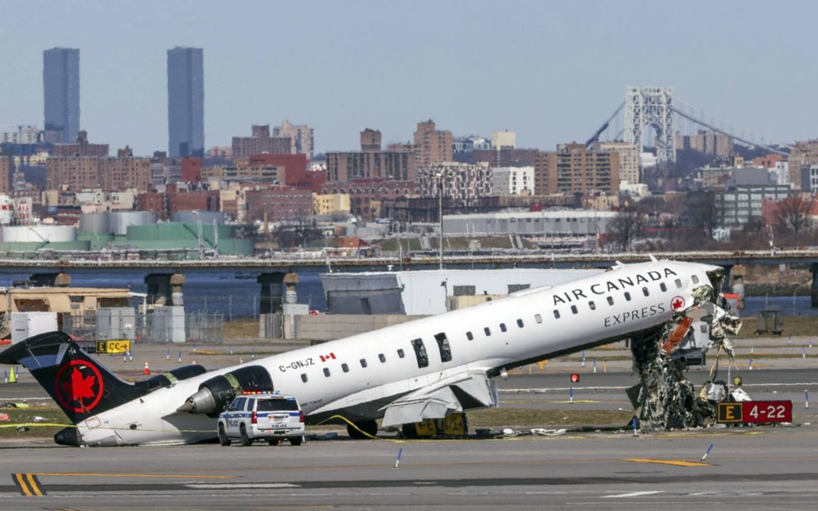 Air traffic controllers left early before deadly NY crash, says report
