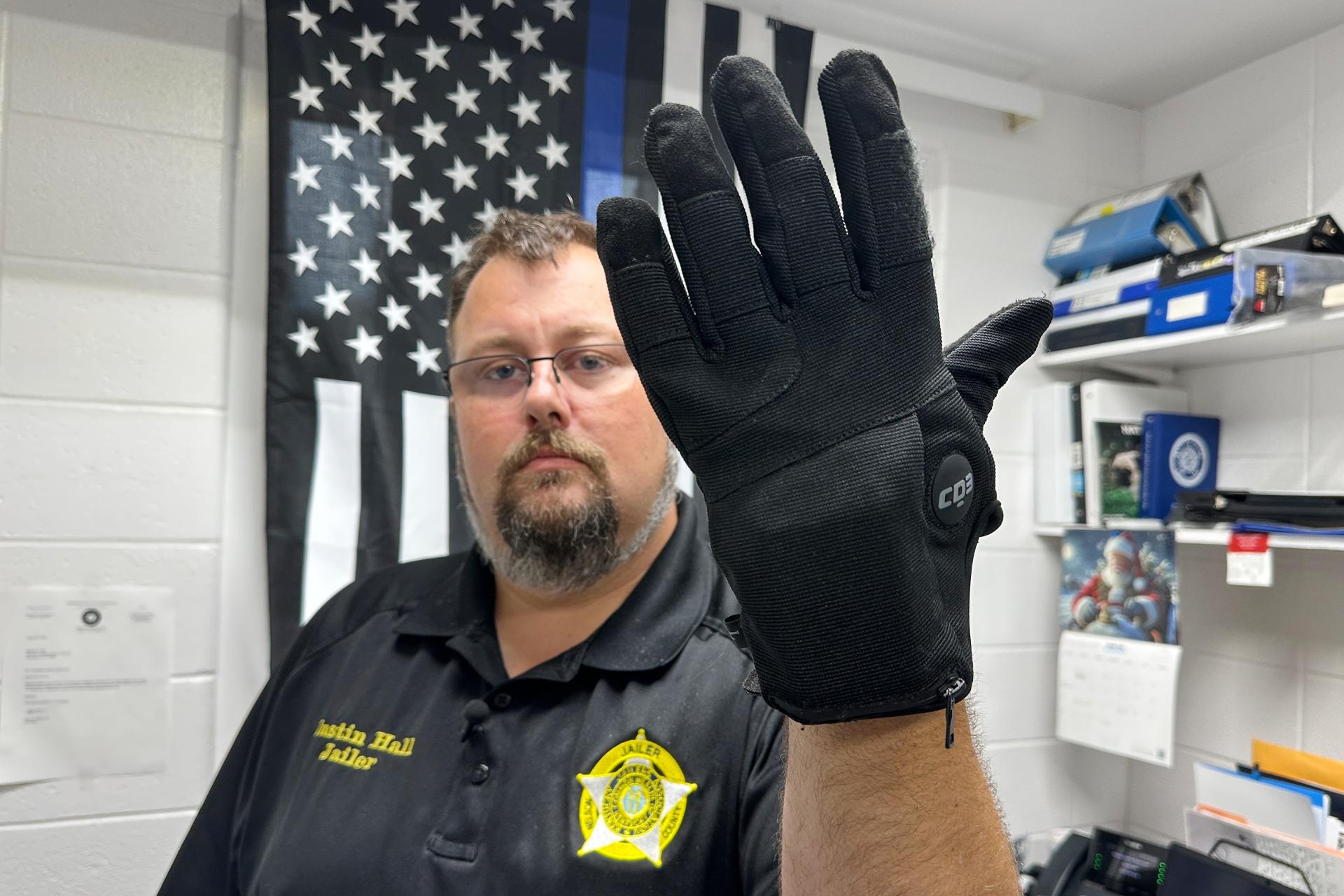 ICE awards $16.7 mil. contract to buy 6,000 pairs of gloves that deliver electric shocks
