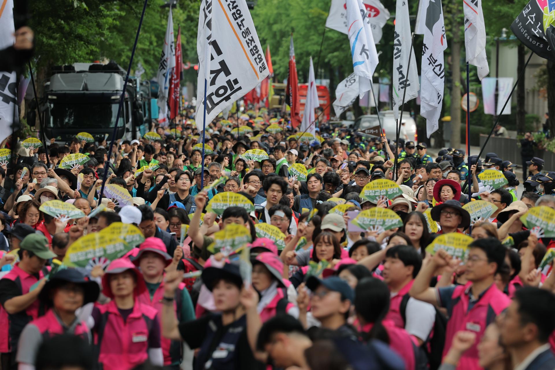 Presidential office to clarify scope of labor-management negotiations under new law