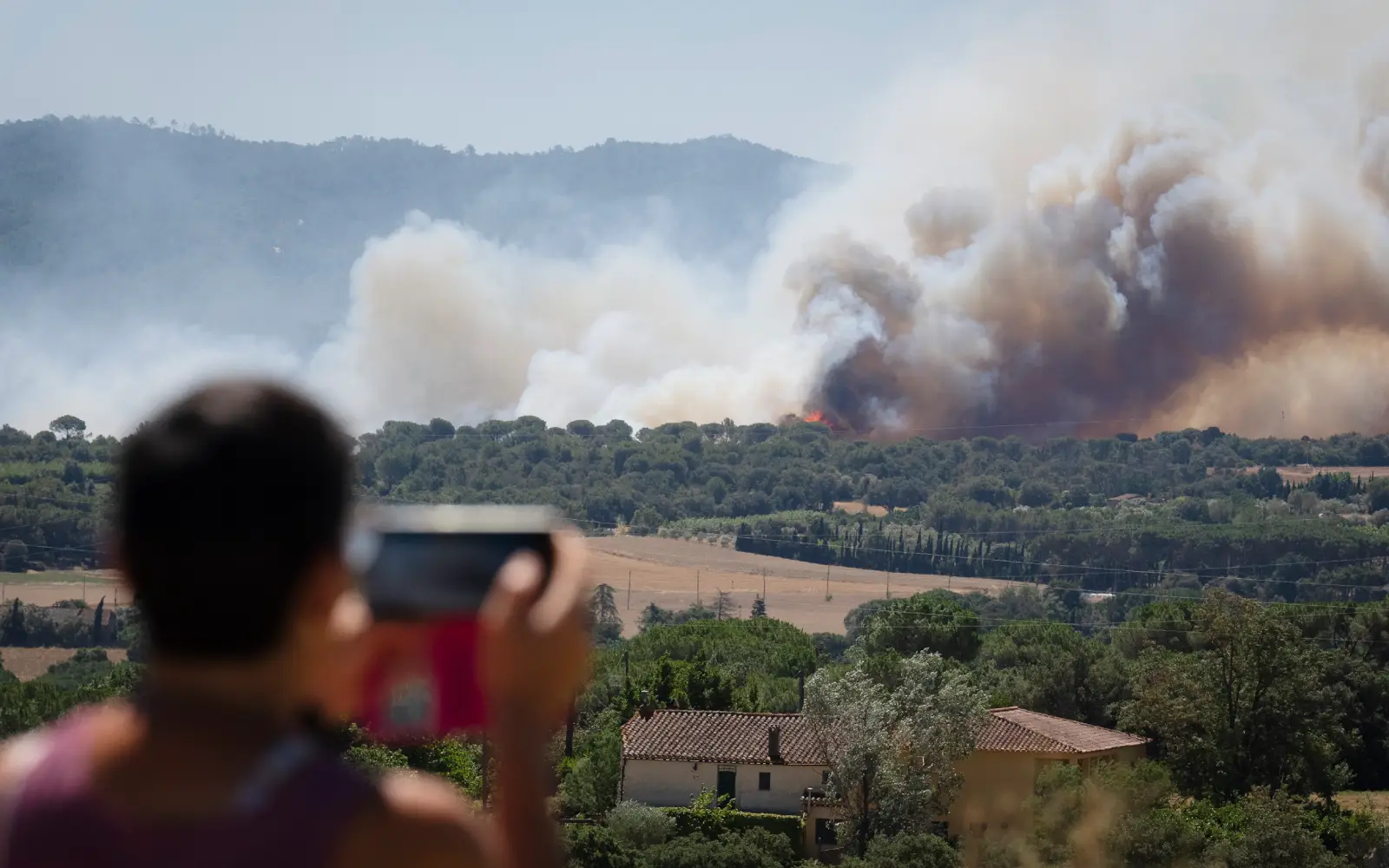 Fire in southwestern Spain remains active as 470 evacuated