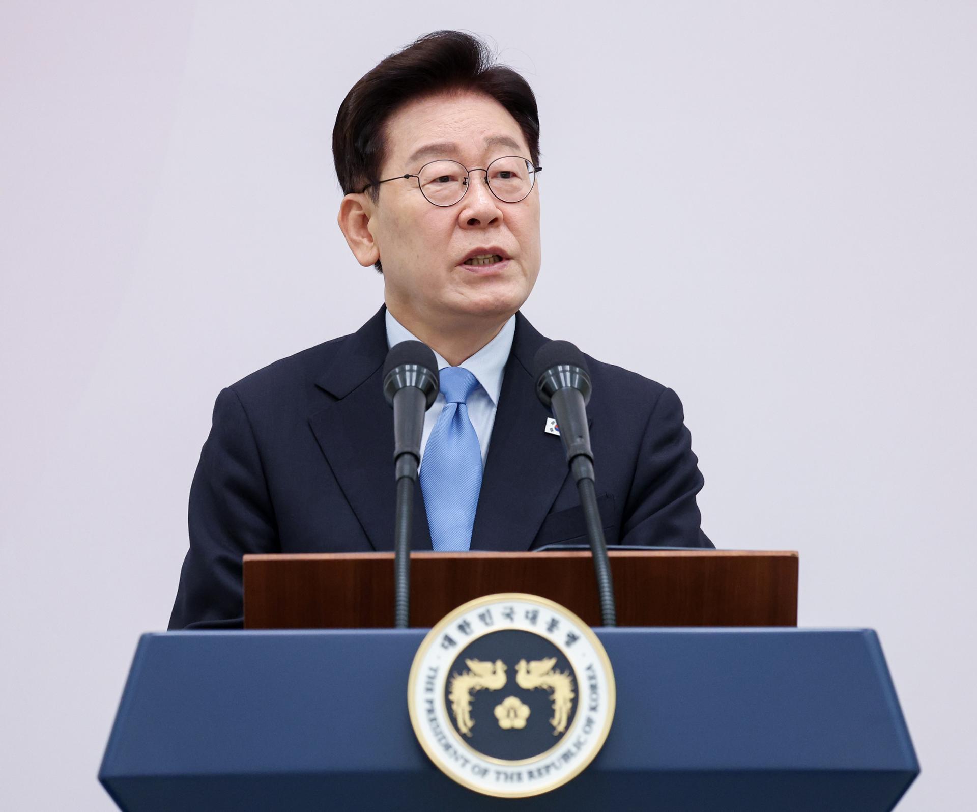 Lee's approval rating hits record low of 42%: poll
