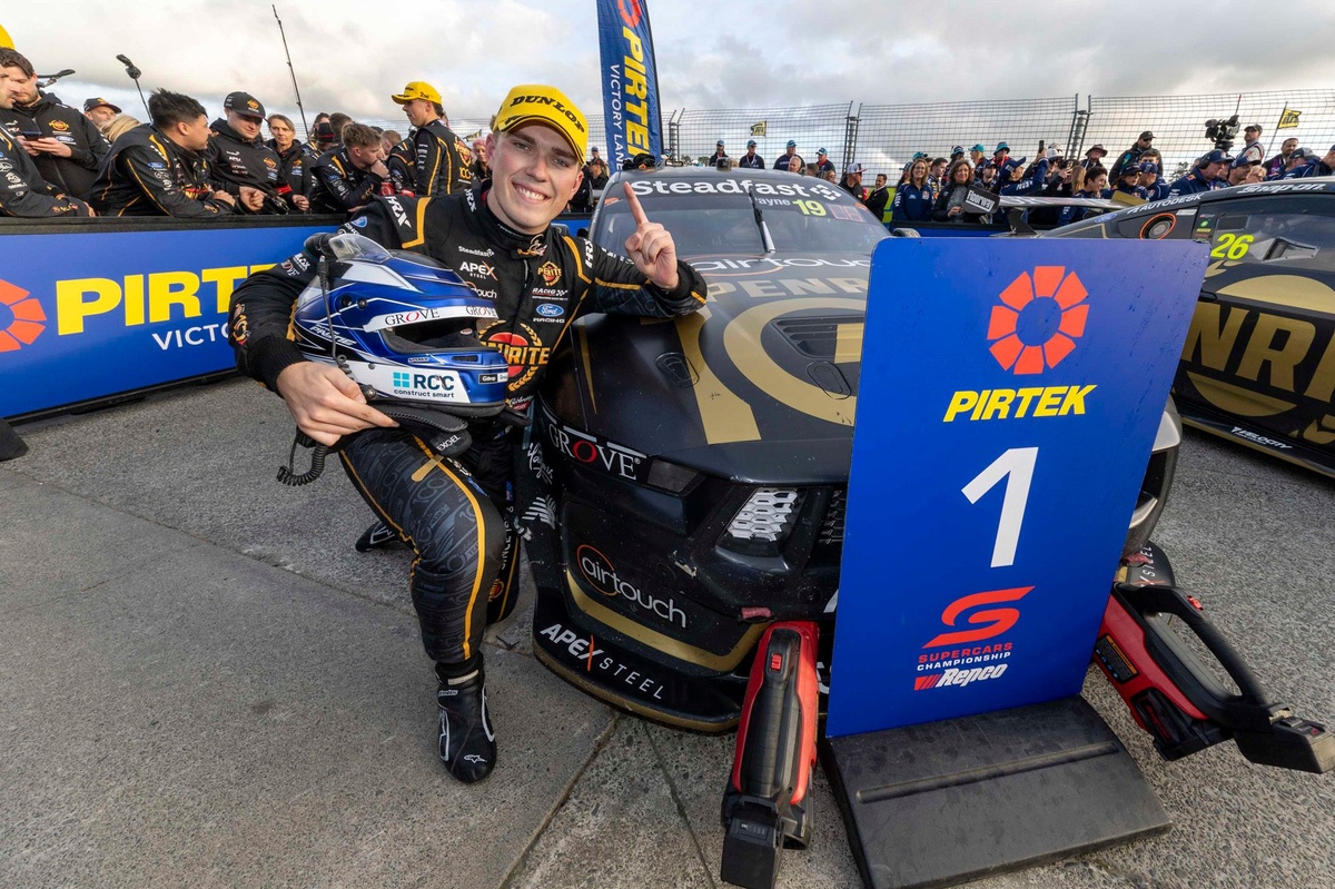 Supercars Perth: Matt Payne outduels Broc Feeney for victory