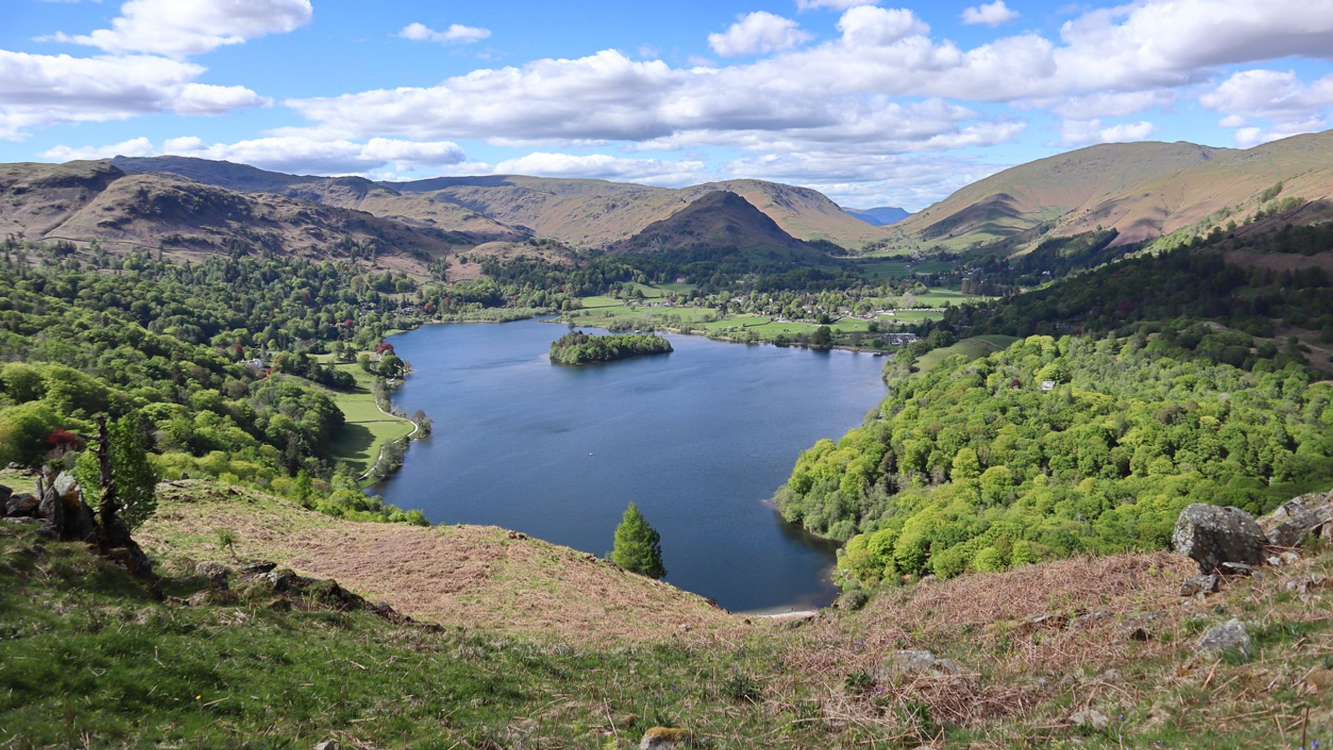 Teenager dies after getting into difficulty in lake
