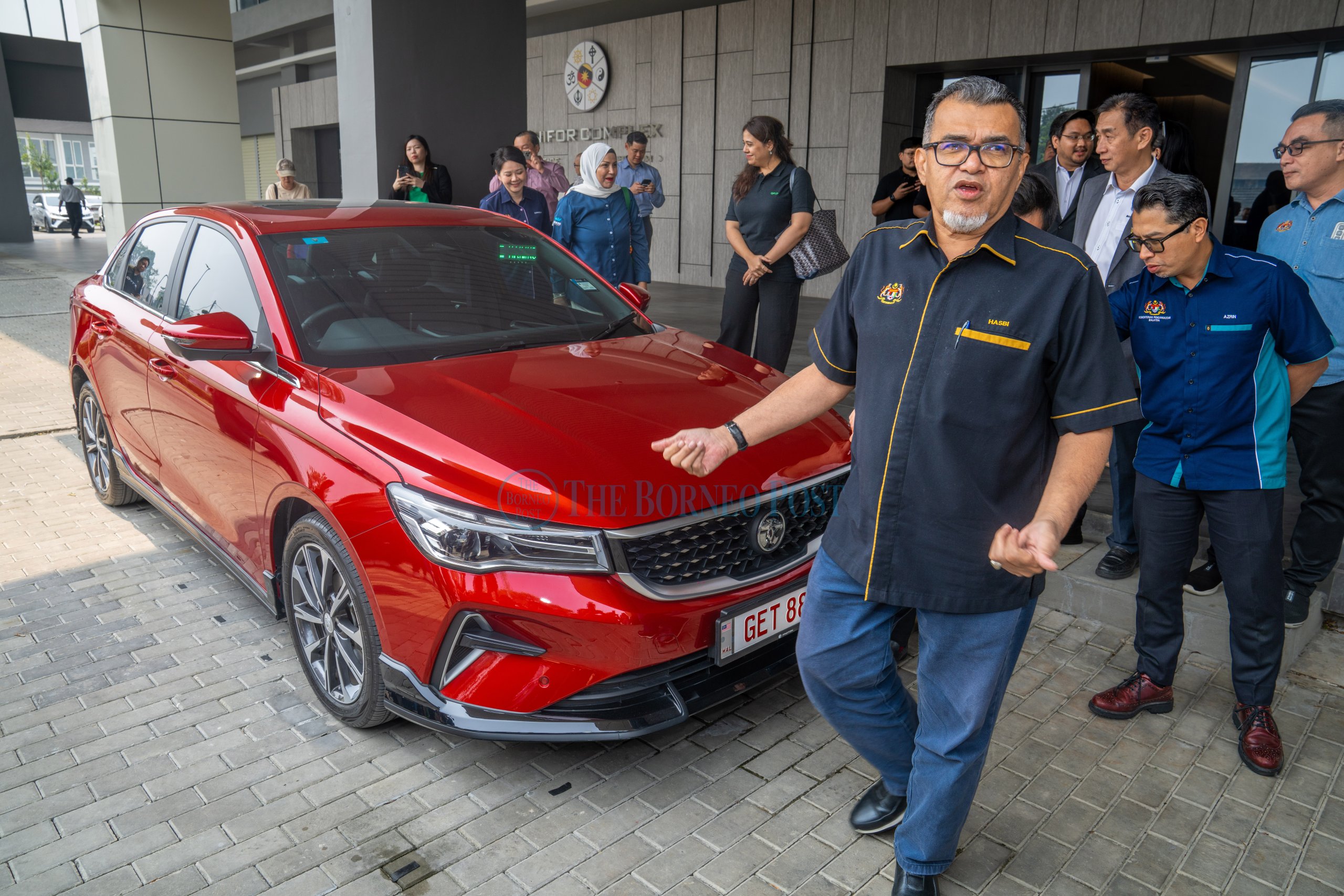 Recruiting youngers drivers vital as ageing workforce threatens Sarawak’s taxi industry (Video)