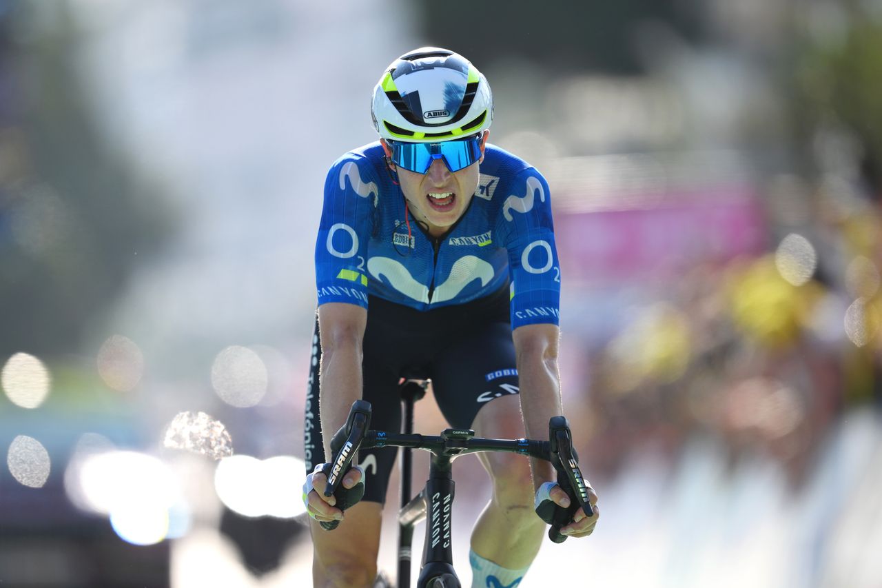 Marlen Reusser crashes off the podium on the final stage of the Tour de France Femmes