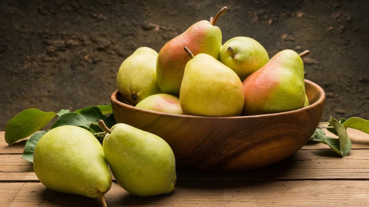 Health benefits of pears and key warnings for certain conditions