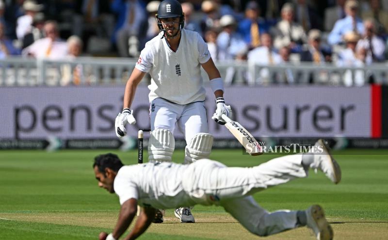 Last-wicket duo take England to 290 all out in 2nd Test against Pakistan