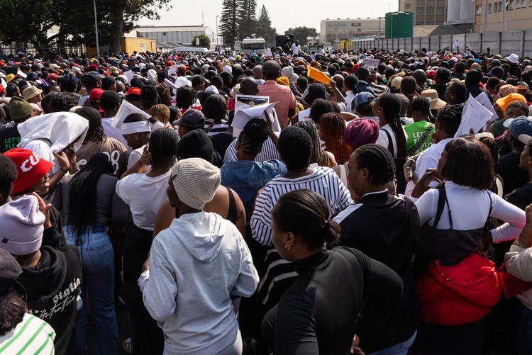 Hundreds queue with CVs at anti-immigrant march