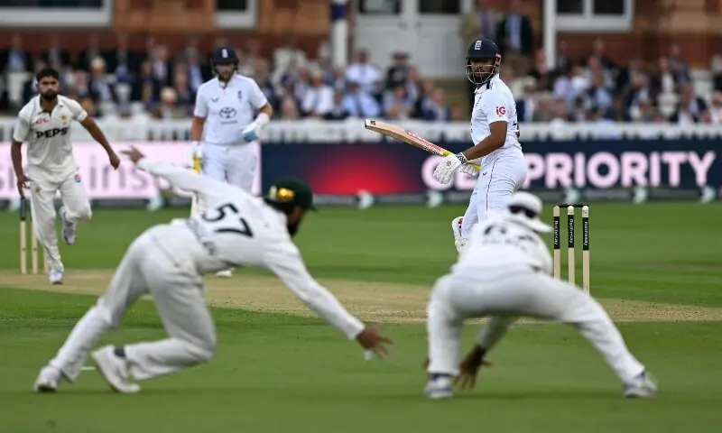 Four-wicket Robinson stars as Pakistan collapse in second Test