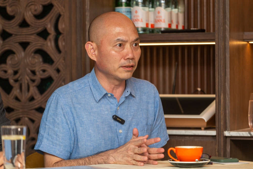Why remand Kulai pair but not Perak MCA staff? Kepong MP Lim Lip Eng asks police after flag gaffe