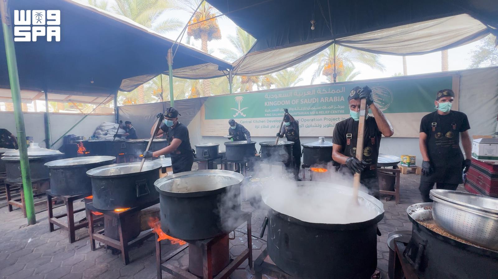 King Salman Humanitarian Center distributes 25,000 hot meals in Gaza