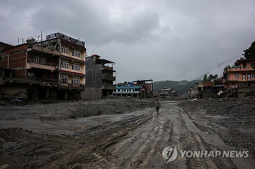 (LEAD) S. Korean response teams continue search for 9 missing in Nepal floods