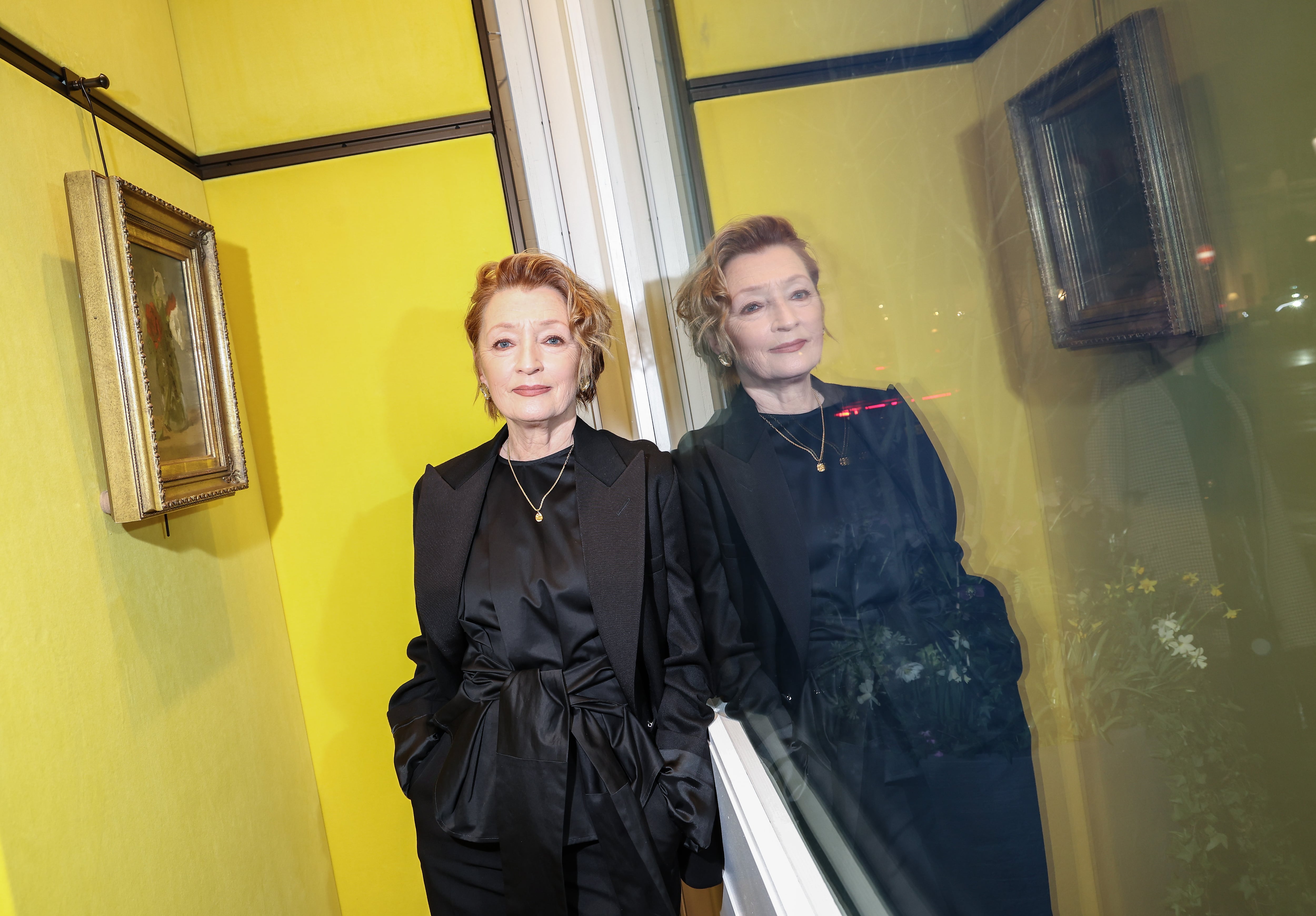 Lesley Manville: “No tengo rellenos ni cirugías estéticas. Esta es la cara que tengo a mi edad. Y soy modelo de Loewe”