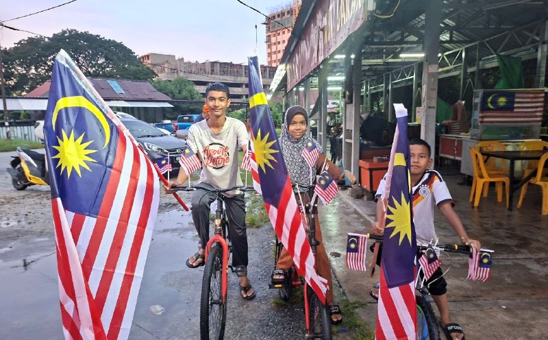 Kelantan trio display patriotism with Merdeka Day bicycle decorations