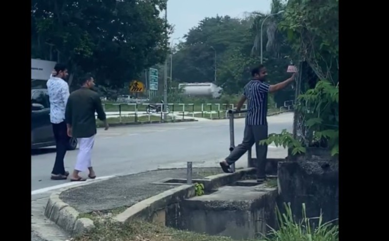 #NSTViral: Foreigners win hearts after picking up fallen Jalur Gemilang [WATCH]