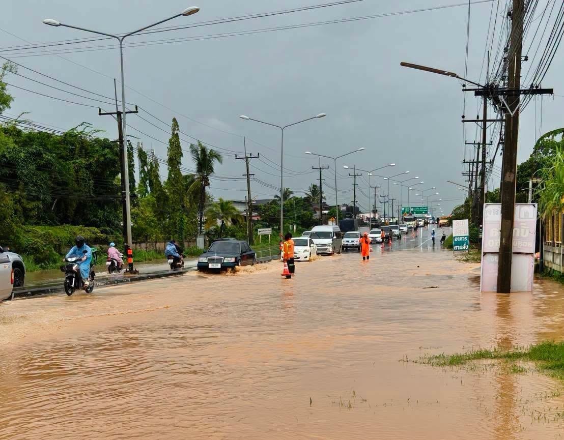 Severe Floods Hit Northern Thailand: Emergency Crews Rush to Help