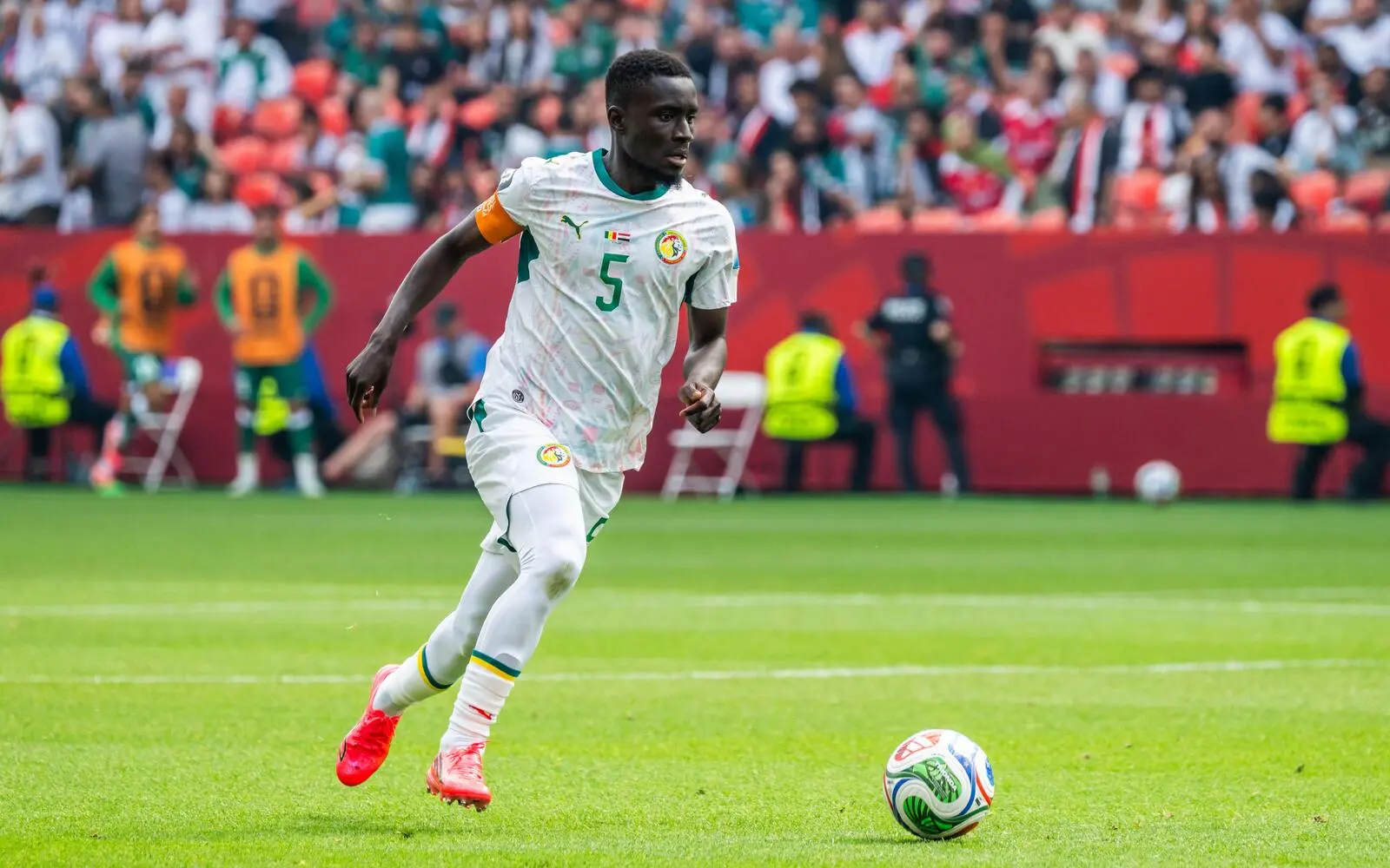 Former Everton midfielder Gueye joins Saudi Diriyah