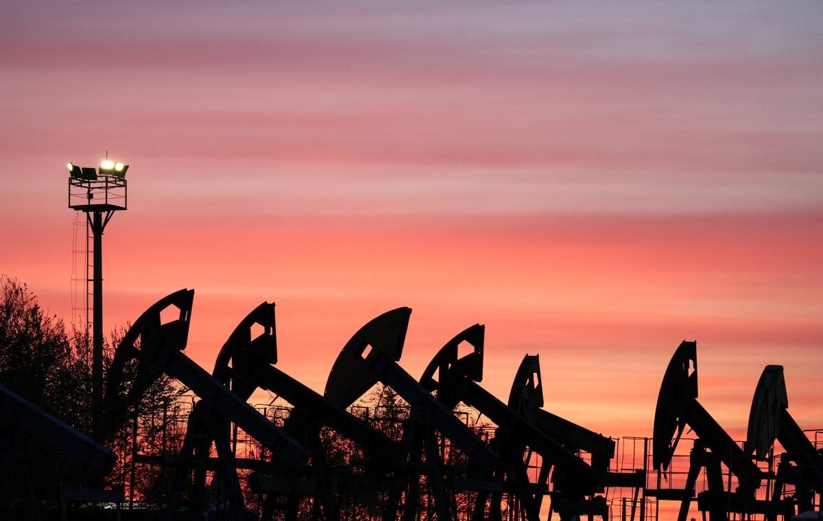 Oil gains as Hormuz reopening remains elusive, Houthi attacks stoke supply risks