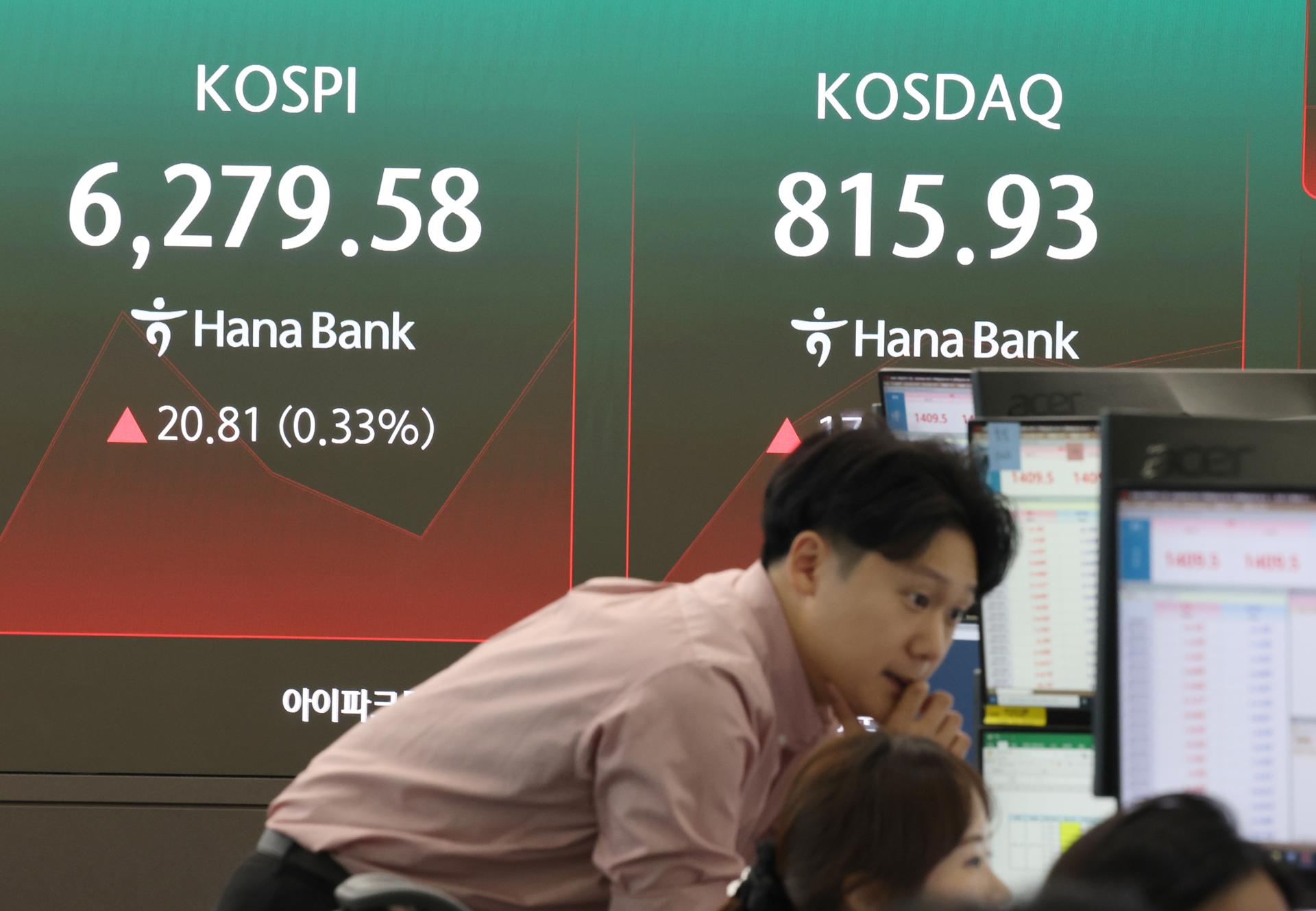 Seoul shares open higher on bargain hunting