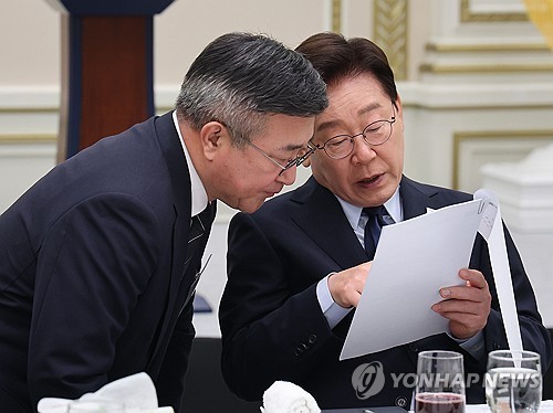 Lee to check progress on AI-related investment initiative