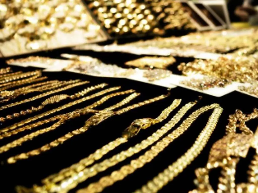 Gold prices nosedive