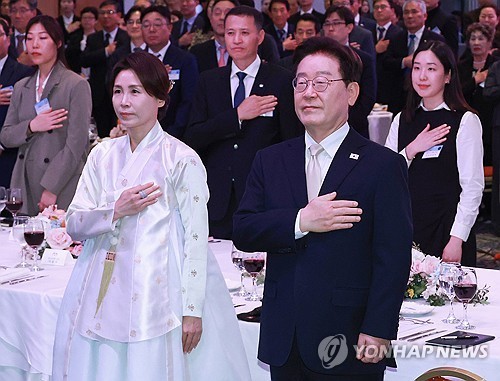 Lee says S. Korean firms, people in Germany play key role as bridge