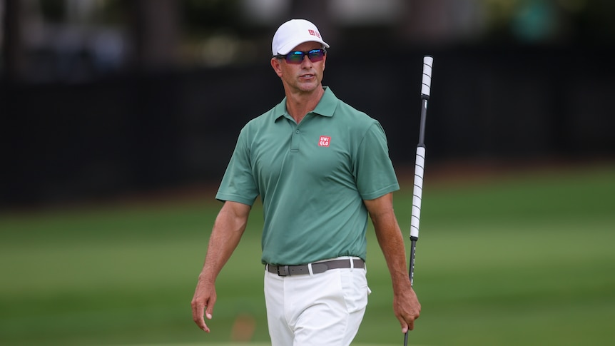 Scott turns back clock in Tour Championship title tilt