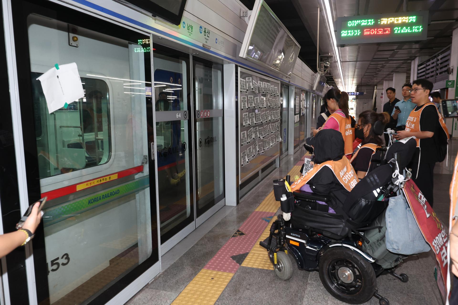 Disabled activists' protest temporarily disrupts Yongsan Station