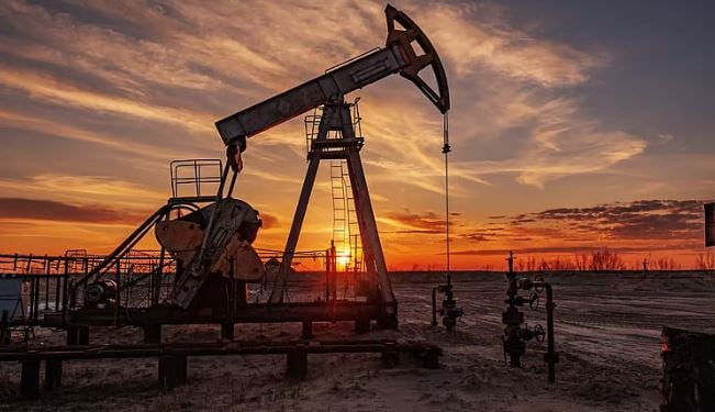 Oil prices climb amid ongoing uncertainty over Hormuz Strait reopening
