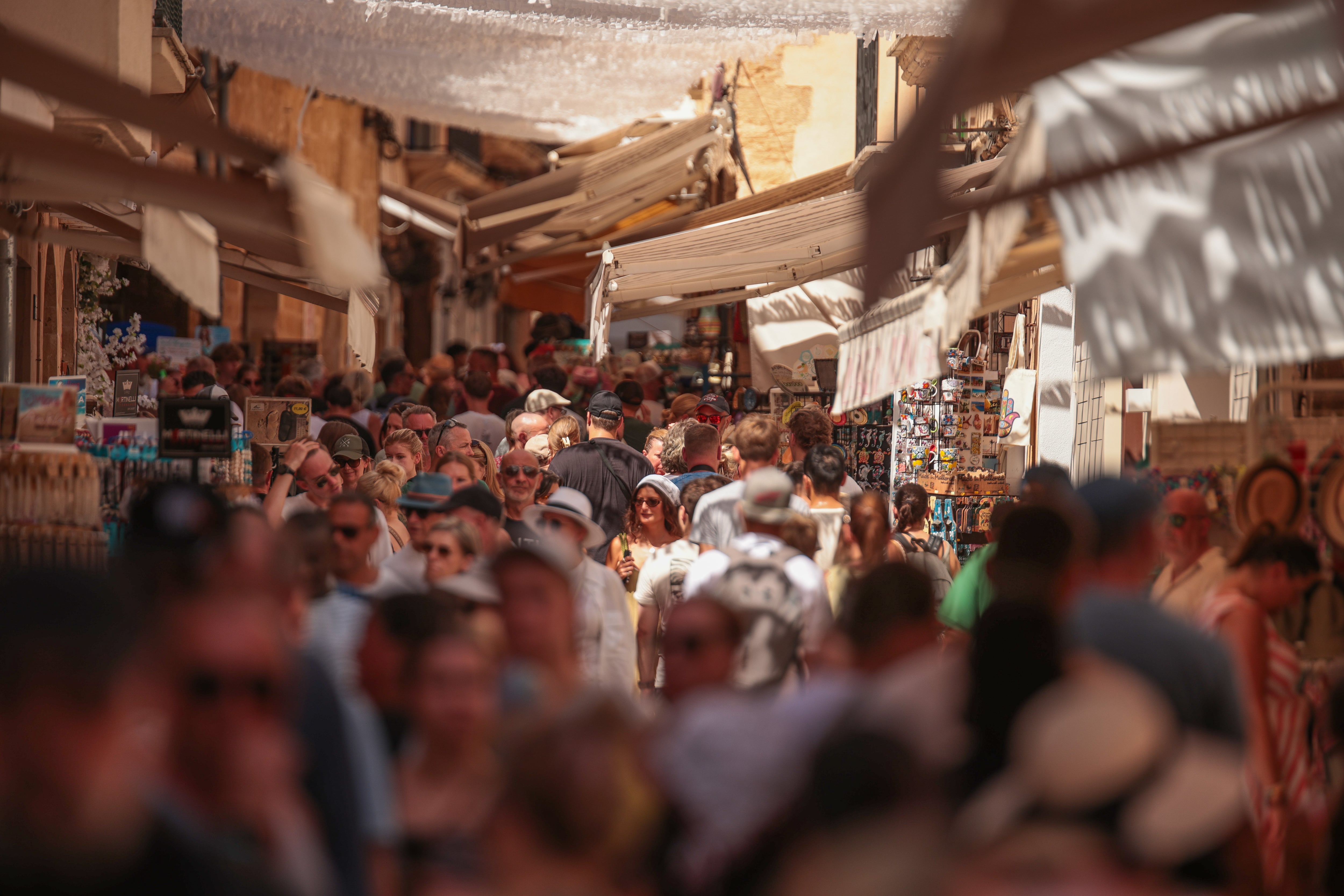 Tourist overcrowding tightens the noose in the Balearics: “They’re legislating against us”