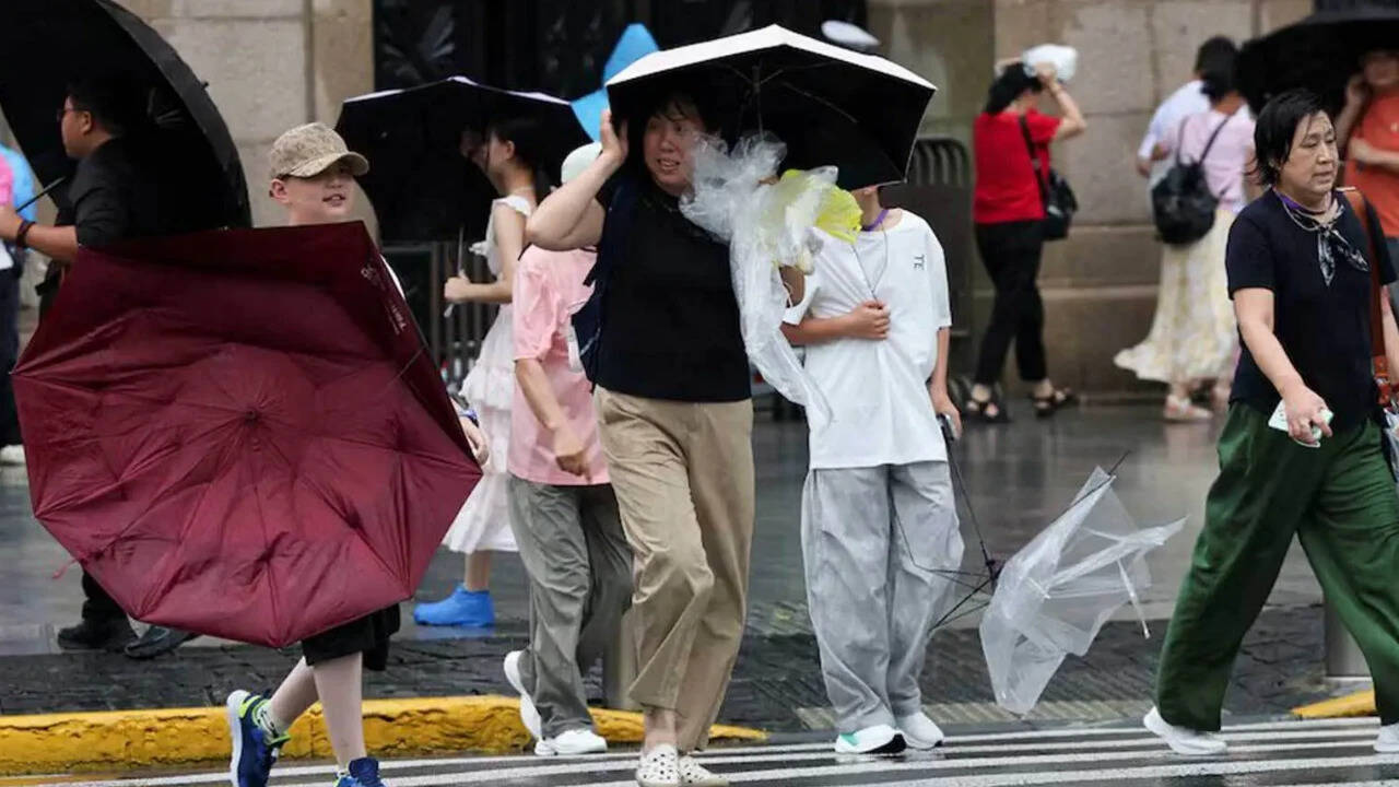 Typhoon Dolphin hits eastern China; 1,400 Shanghai flights cancelled