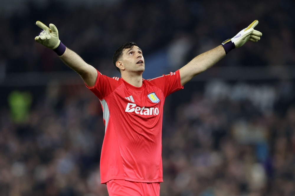 Chelsea sign Argentina’s Martinez from Villa
