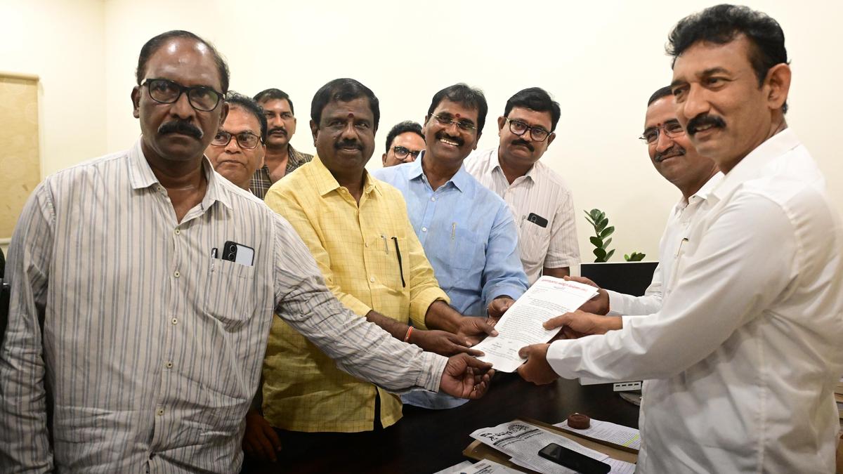 APSRTC JAC reaches out to unions, student groups to intensify protest