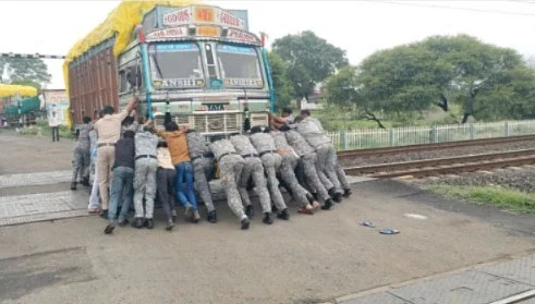 Truck Gets Stuck On Railway Track In MP's Sagar; Special Armed Forces, Locals Push It Minutes Before Train's Arrival | VIDEO