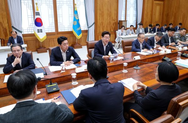 Lee Urges Swift Push for Semiconductor, AI Megaprojects