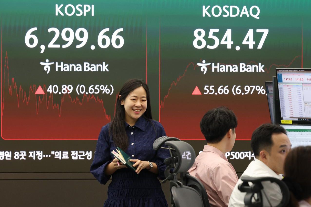Kosdaq soars 7% while KOSPI gains modestly