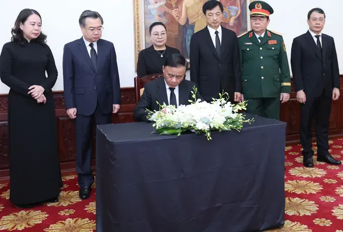 Senior Vietnamese delegations pay tribute to Lao National Assembly President