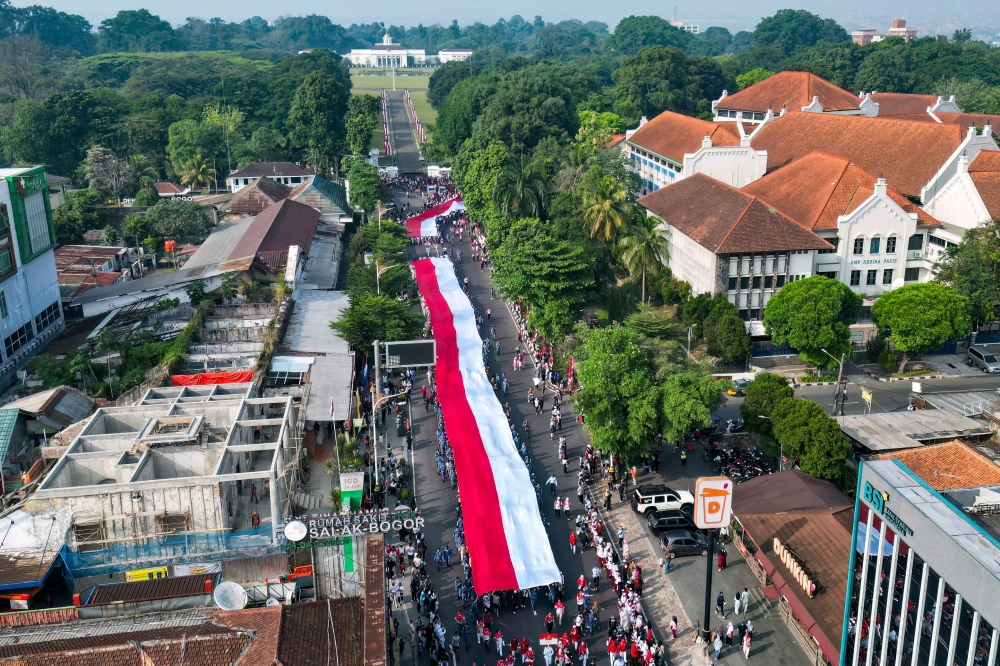 Indonesia clerics warn men against wearing dresses for Independence Day games